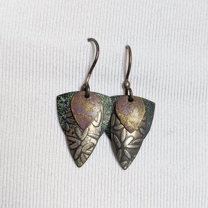 Layered mossy nature inspired arrow earrings 🌈